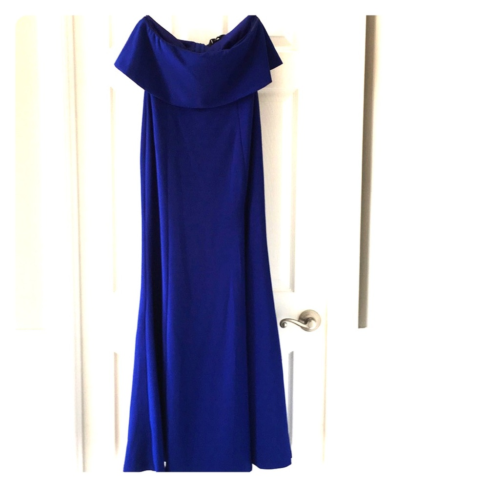 Beautiful strapless Lulus dress